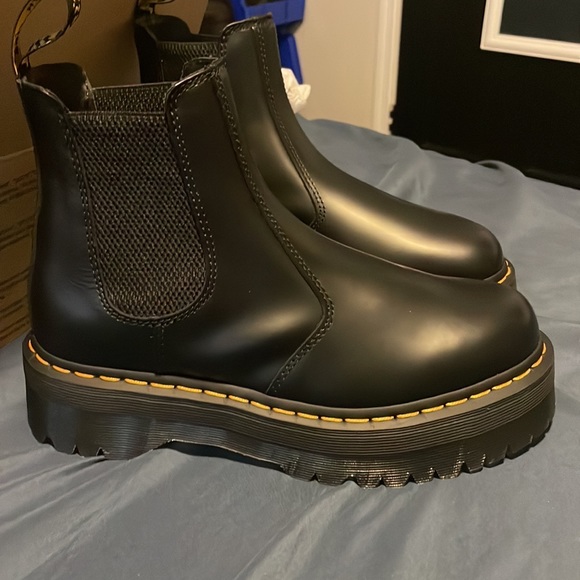 Selling black leather platform Chelsea boots - Picture 7 of 7